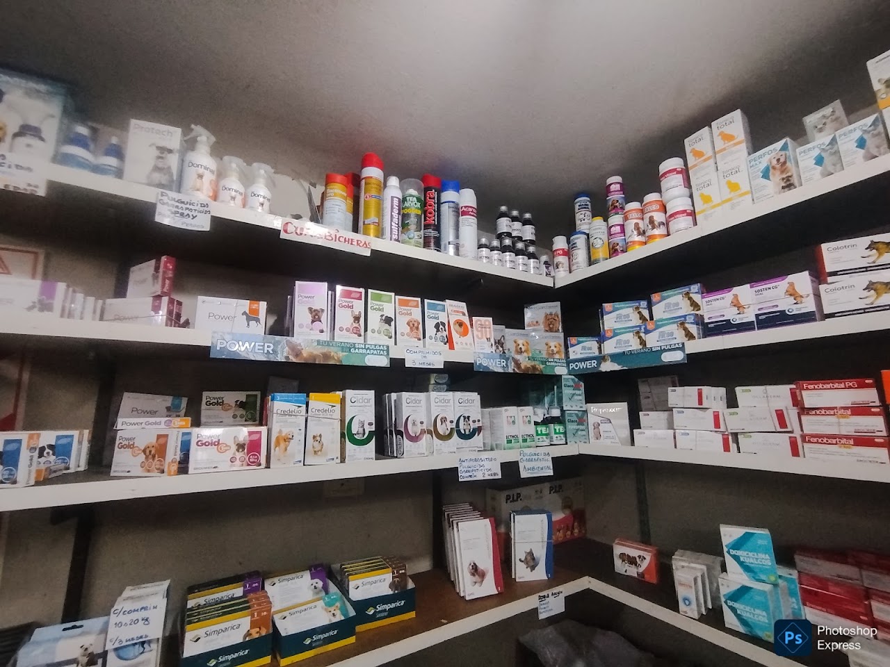 Góndolas de farmacia veterinaria con antiparasitarios y medicamentos en Gabriel Pet y Aves Castelar